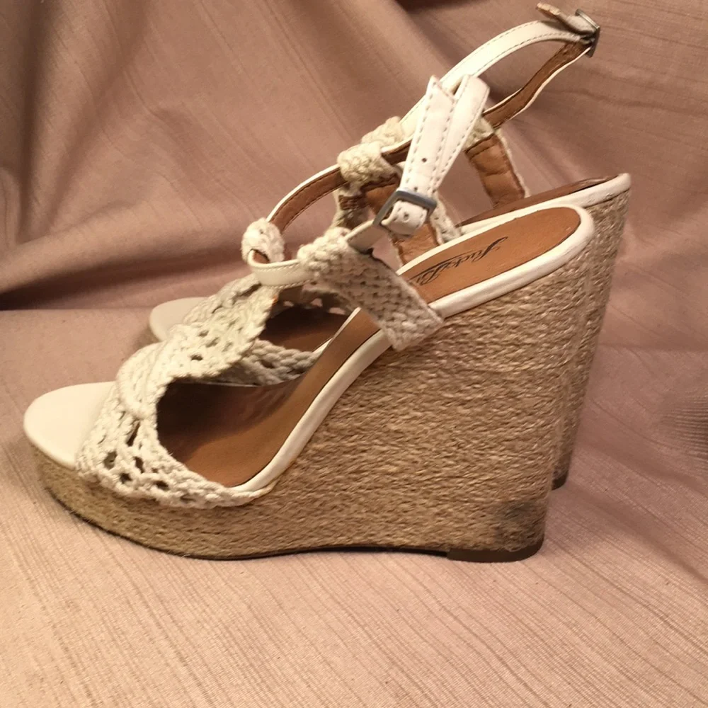 Lucky Brand Macrame beautiful wedge sandal